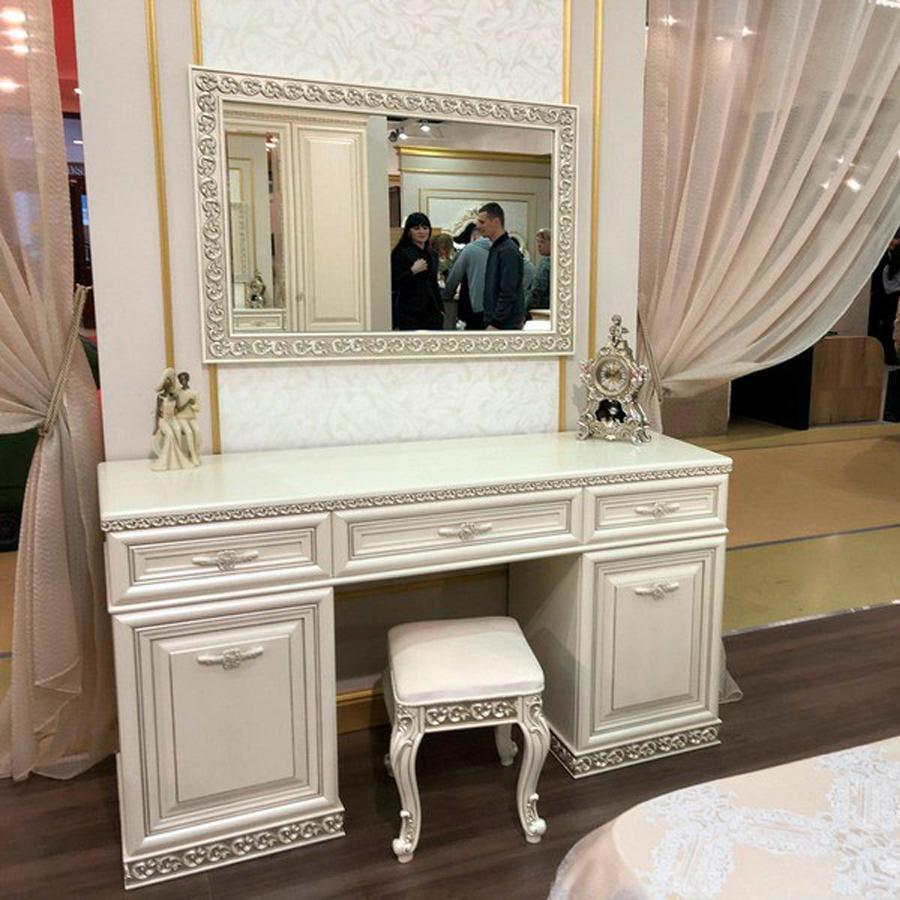 Туалетный столик с зеркалом в стиле барокко